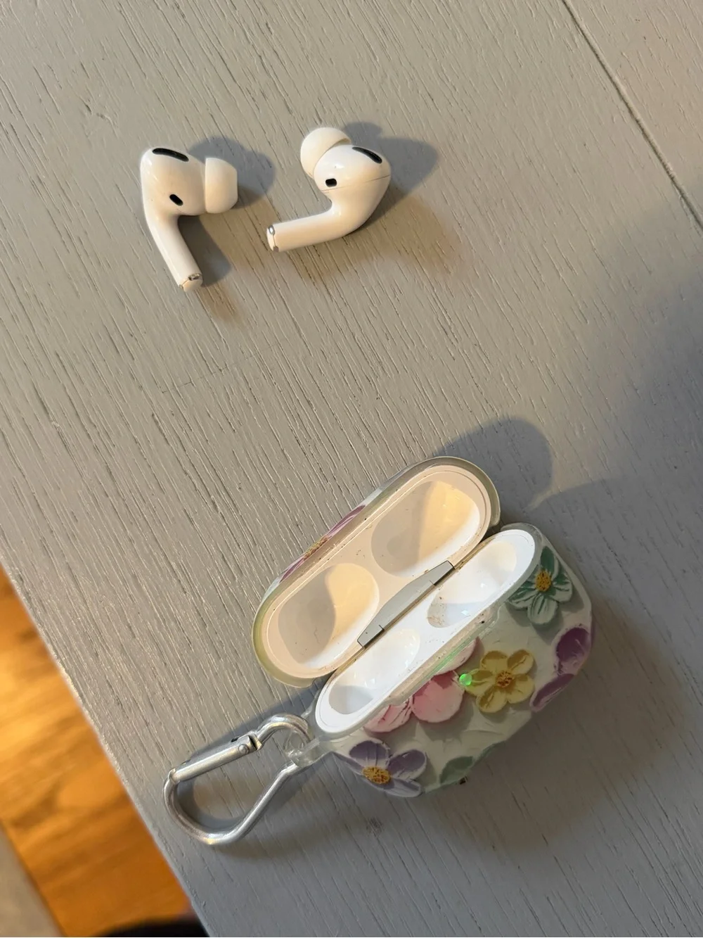 Apple White AirPods Pro first generation with case used